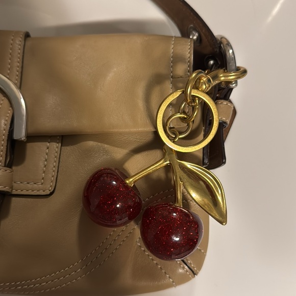 Coach Soho Small Flap Shoulder Bag Sand Silver Buckle Snap - Picture 15 of 16